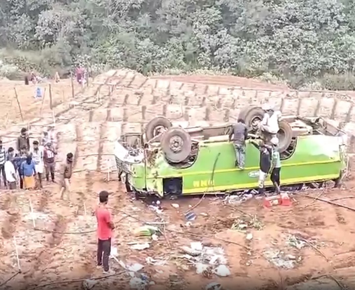 100 అడుగుల ఎత్తు నుంచి పడిన బస్సు