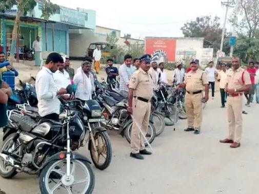 సురక్షిత ప్రయాణానికి హెల్మెట్ తప్పనిసరి: SI