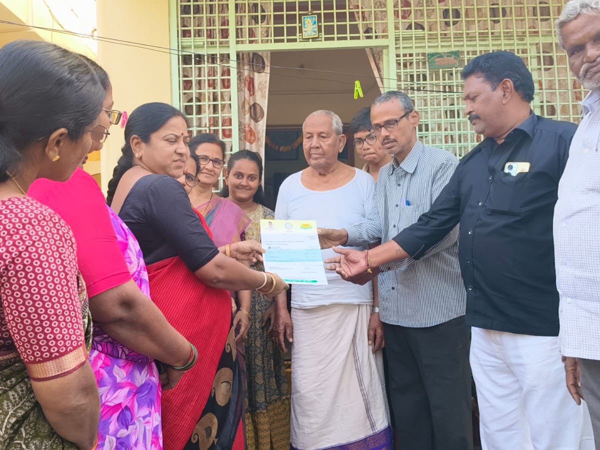 CMRF చెక్కులను పంపిణీ చేసిన వసంత లక్ష్మి