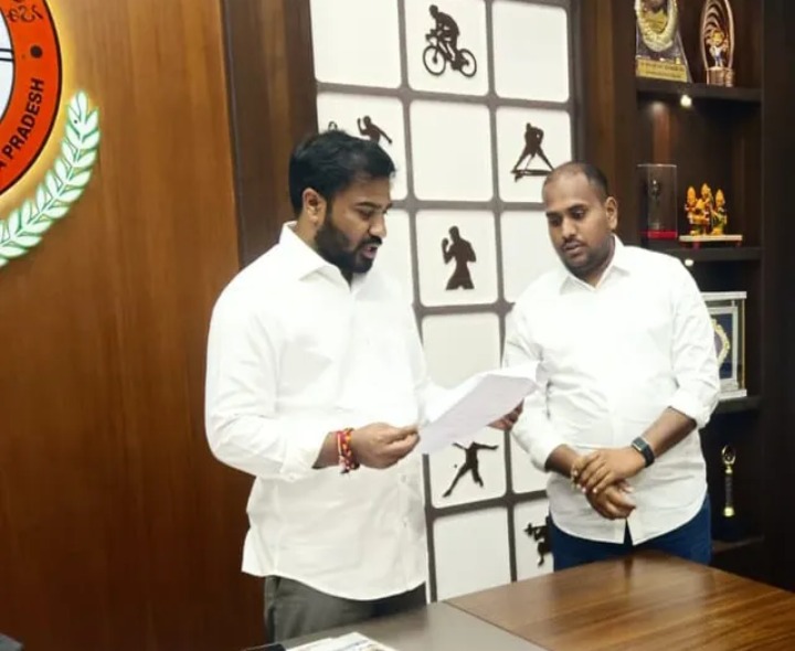 క్రికెట్ స్టేడియం ఏర్పాటు చేయాలని విజ్ఞప్తి