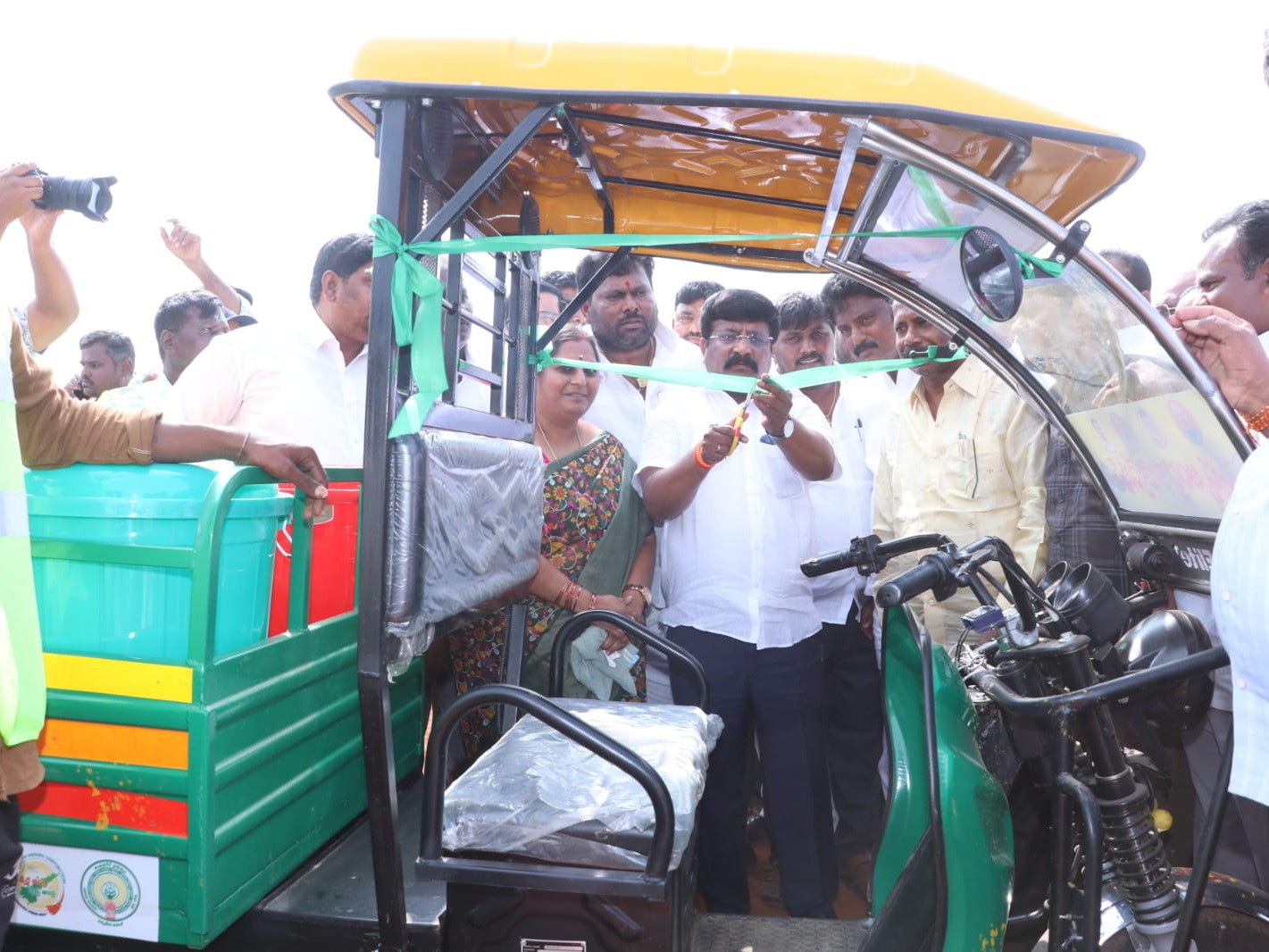 ఈవీ ఆటోను ప్రారంభించిన ఎమ్మెల్యే