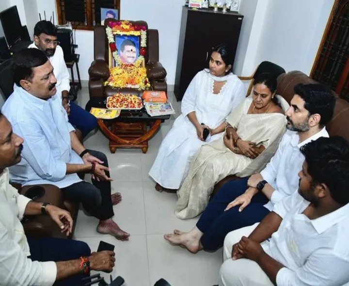 టీడీపీ నేత కుటుంబ సభ్యులను పరామర్శించిన మంత్రి లోకేష్