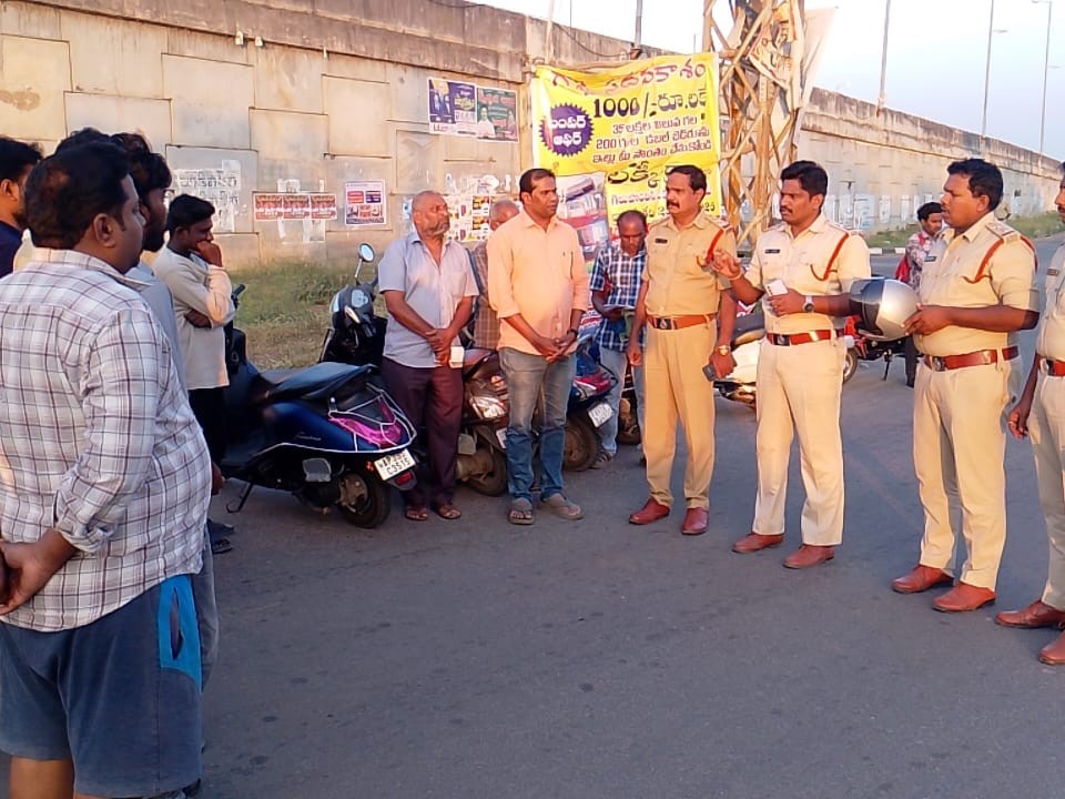 ద్విచక్ర వాహనదారులకు అవగాహన కార్యక్రమం