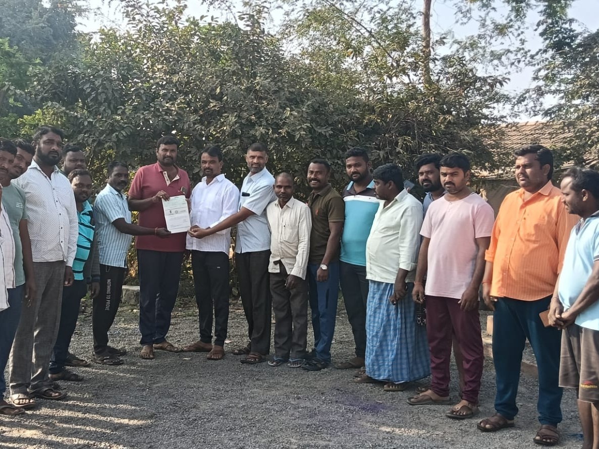 CMRF చెక్కును అందించిన కాంగ్రెస్ నాయకులు