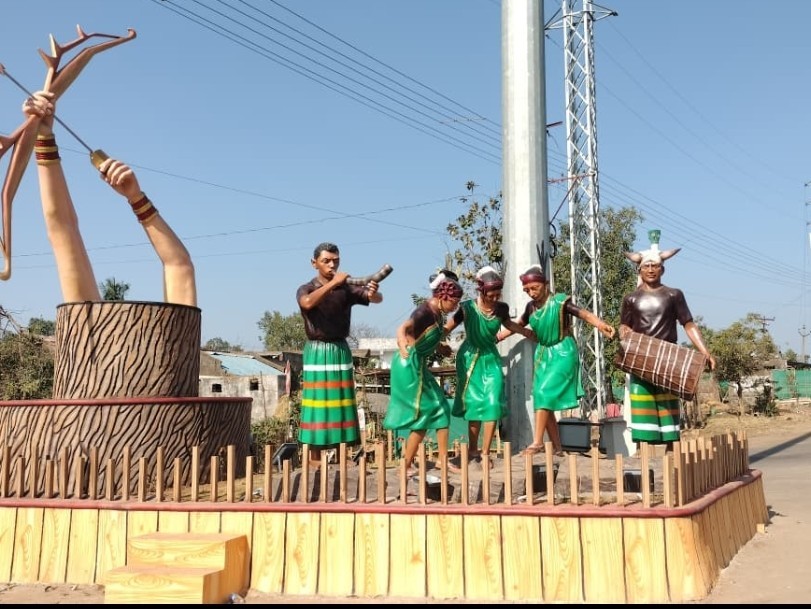 మేడారం జాతరలో ప్రత్యేక ఆకర్షణగా విగ్రహాలు