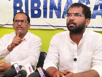 కాంగ్రెస్‌కు షాక్‌.. హోలియా దాసరి నాయకులు రాజీనామా