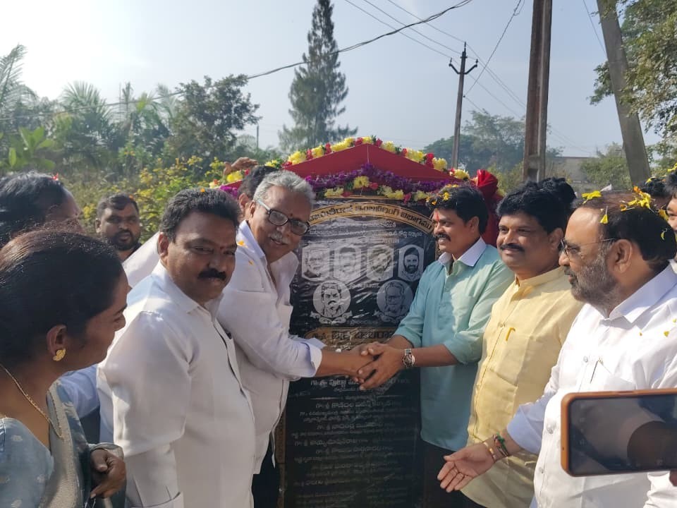 నూతనంగా నిర్మించిన రోడ్డును ప్రారంభించిన ఎమ్మెల్యే