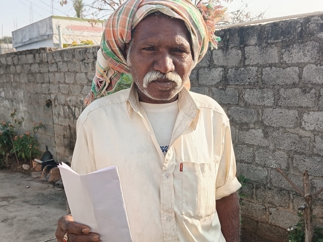 బ్రతికుండగానే మృతుడిగా నమోదు.. ఆగిన వృద్ధుడి పెన్షన్