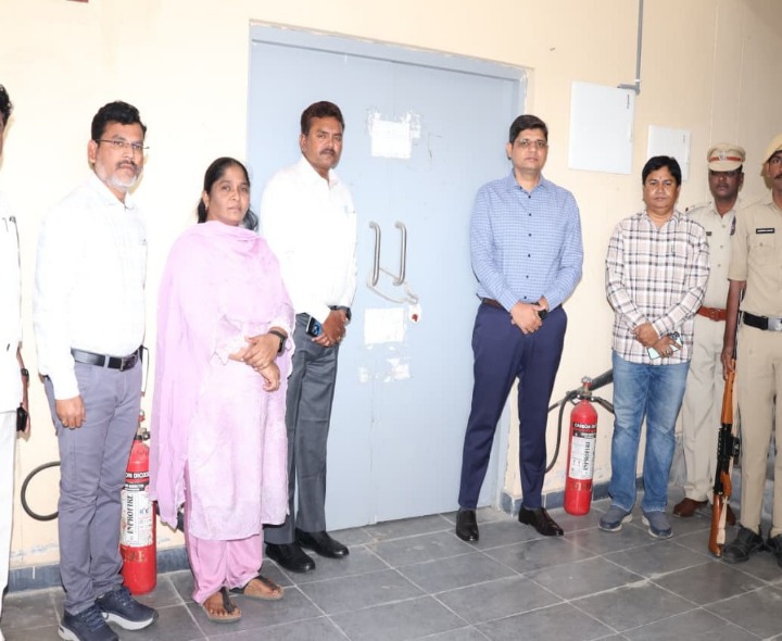 ఈవీఎం గోదాముల తనిఖీ చేసిన కలెక్టర్