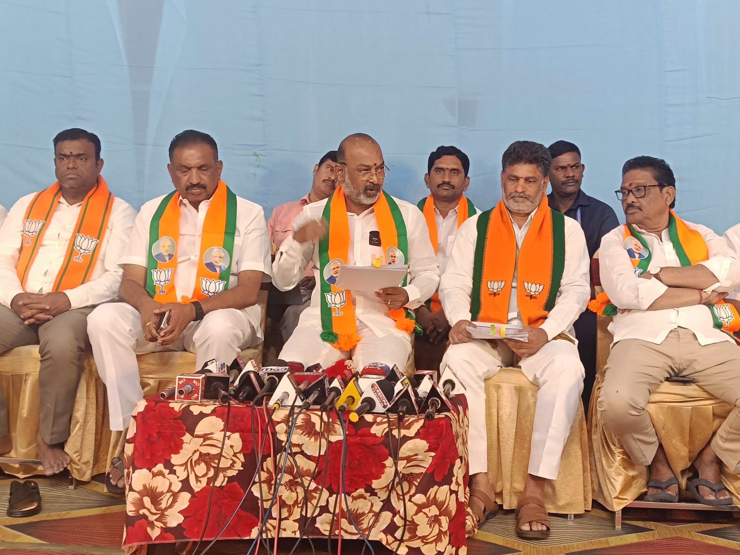 ‘తెలంగాణను నీటి దొంగలు వారే’