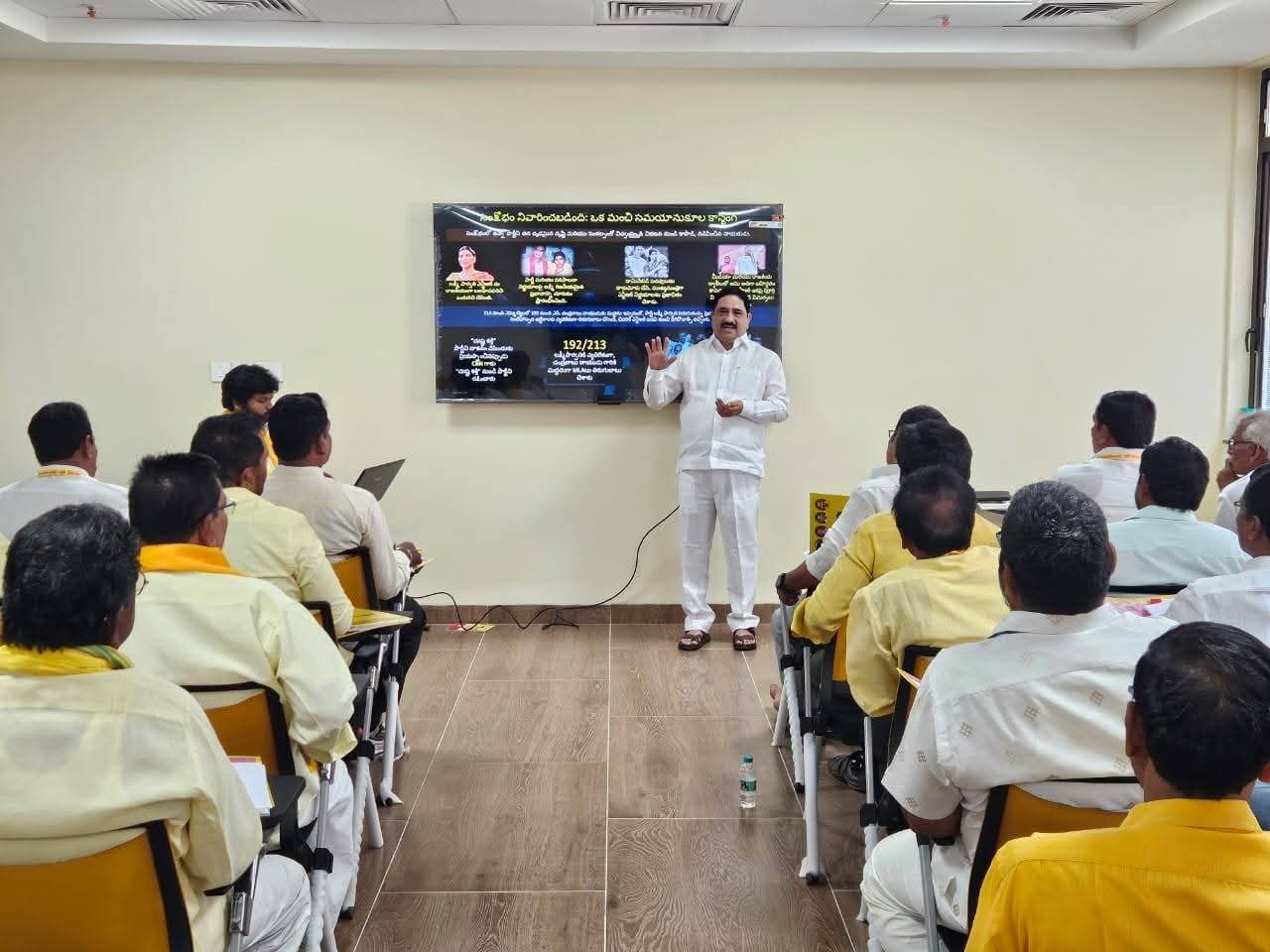 మండల నాయకులకు శిక్షణా కార్యక్రమంలో పాల్గొన్న ఎమ్మెల్యే