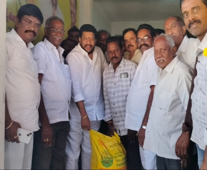 యూరియా పంపిణీ కార్యక్రమంలో పాల్గొన్న జిల్లా అధ్యక్షుడు