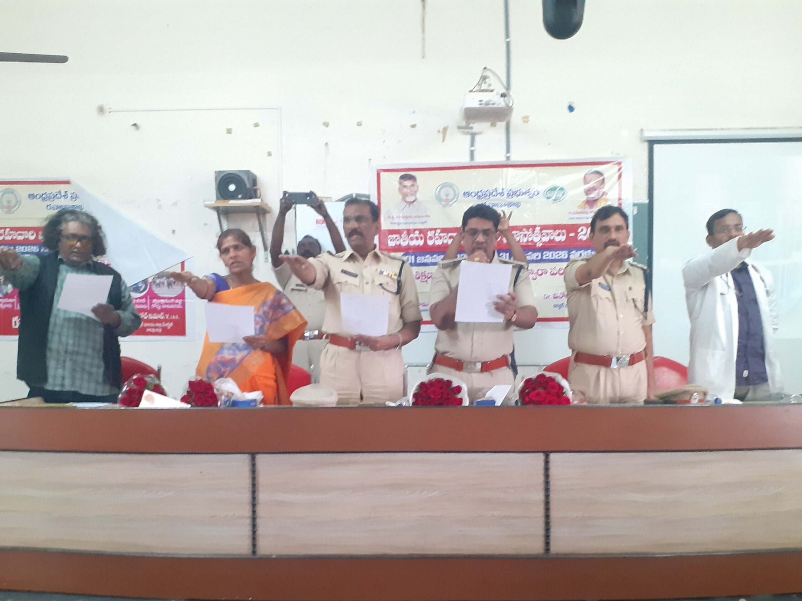 ‘అప్రమత్తంగా వాహనాలు నడిపి రోడ్డు ప్రమాదాలను తగ్గించాలి’