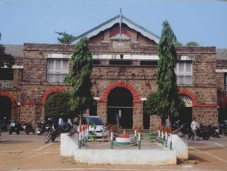 విశాఖ జిల్లా కోర్టుకు బాంబు బెదిరింపు