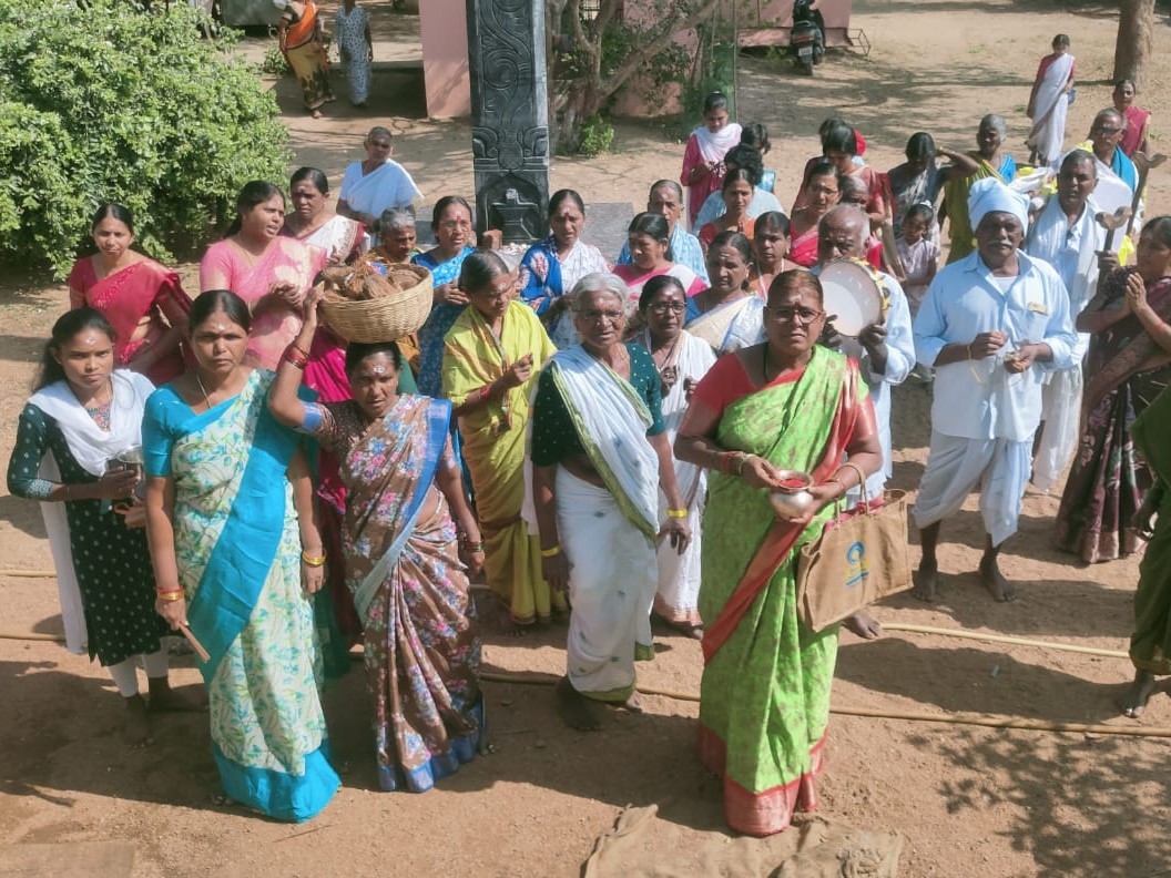 పల్లకి సేవ నిర్వహించిన ఆలయ కమిటీ సభ్యులు