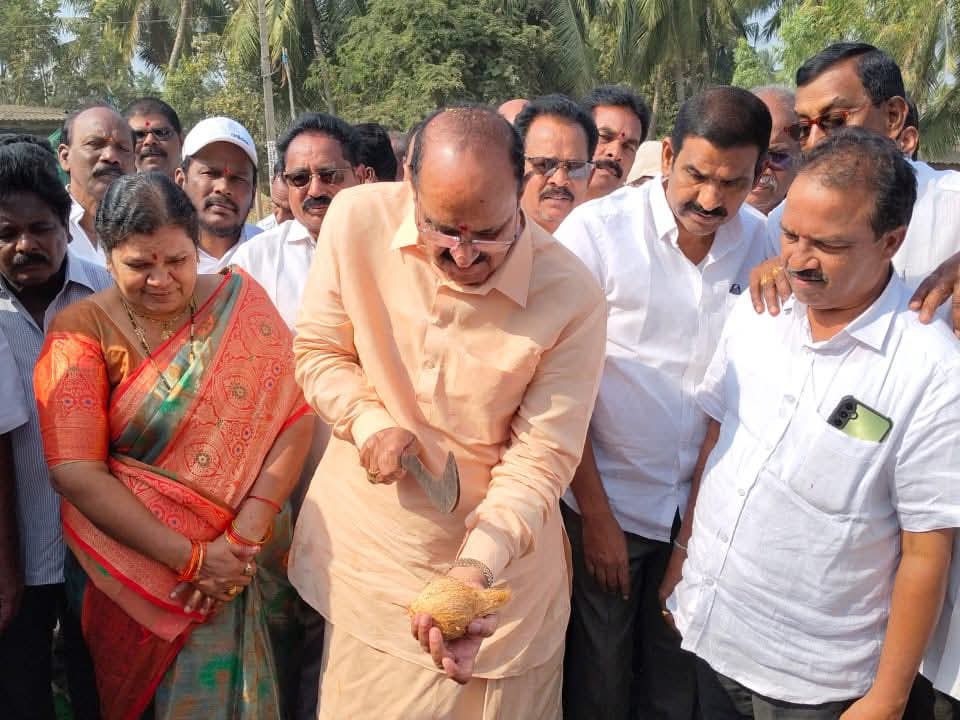 రోడ్డు నిర్మాణ పనులకు ఎమ్మెల్యే శంకుస్థాపన