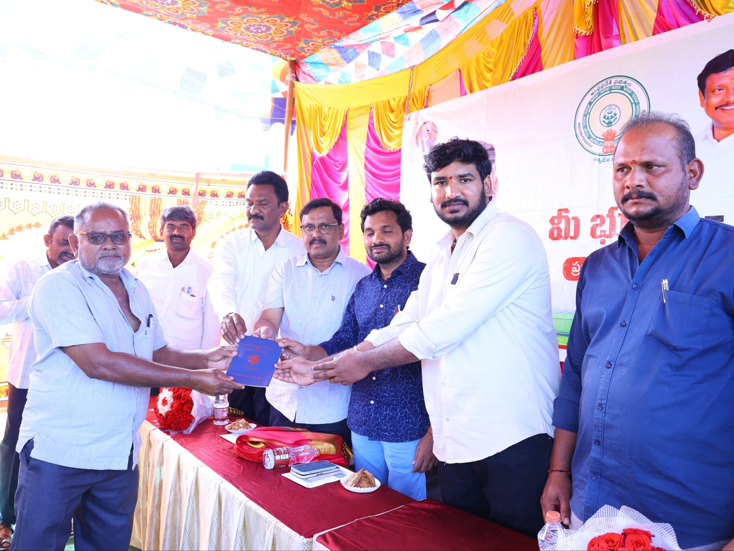 ‘రాజముద్రతో పాస్ బుక్కులు అందిస్తుంది’