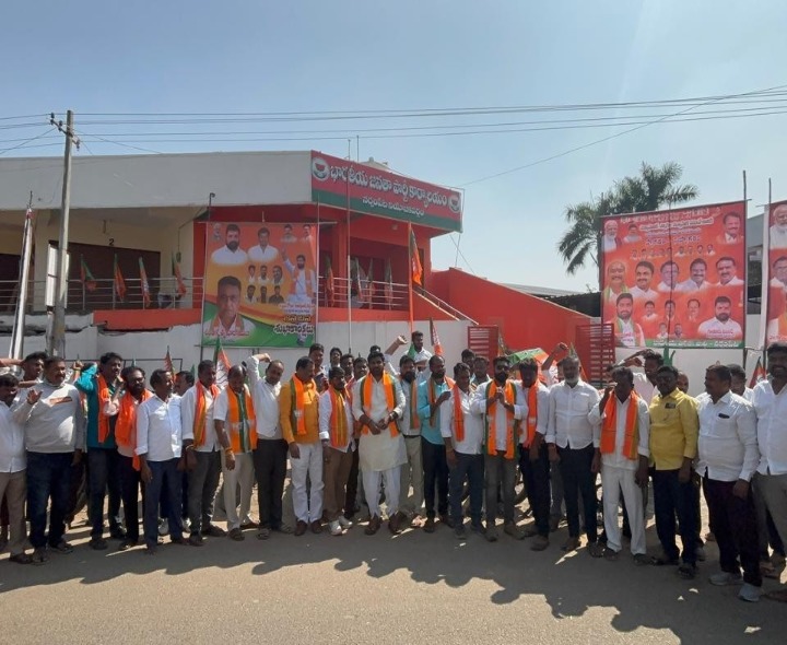 నర్సంపేట నుంచి భారీగా తరలివెళ్లిన బీజేపీ నాయకులు