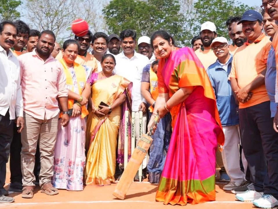 క్రికెట్ బ్యాట్ పట్టిన ఎంపీ పురంధేశ్వరి