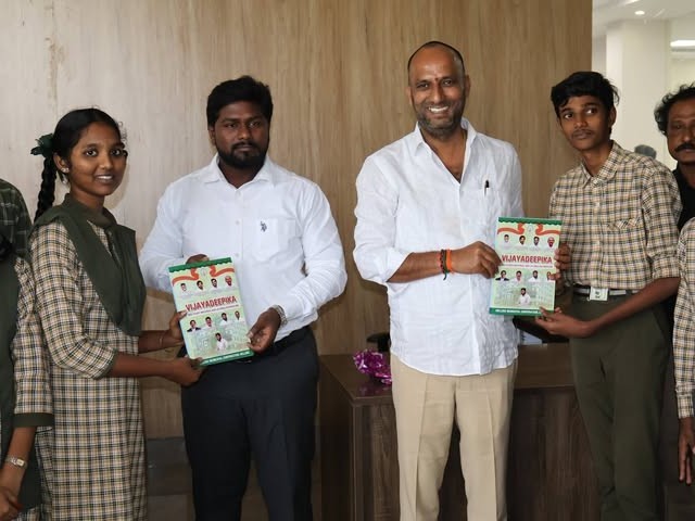 విద్యార్థులకు స్టడీ మెటీరియల్ అందజేసిన ఇన్‌ఛార్జ్ మేయర్