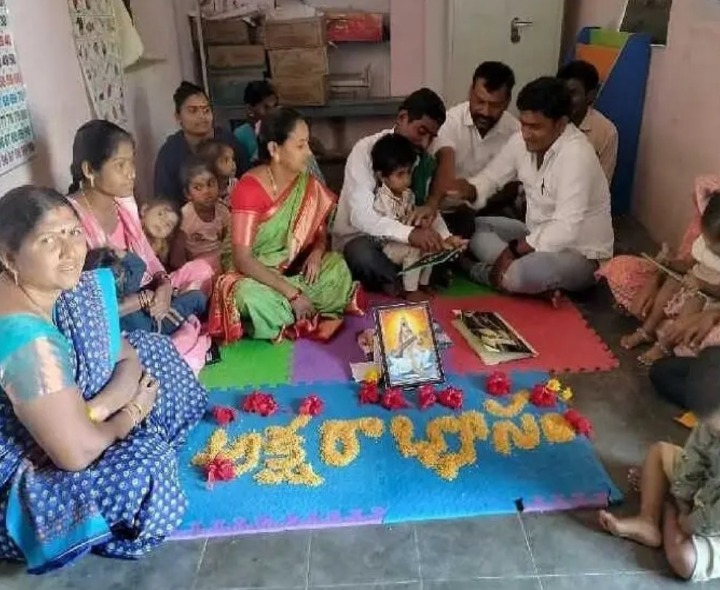 అంగన్వాడీ కేంద్రంలో చిన్నారులకు అక్షరాభ్యాసం