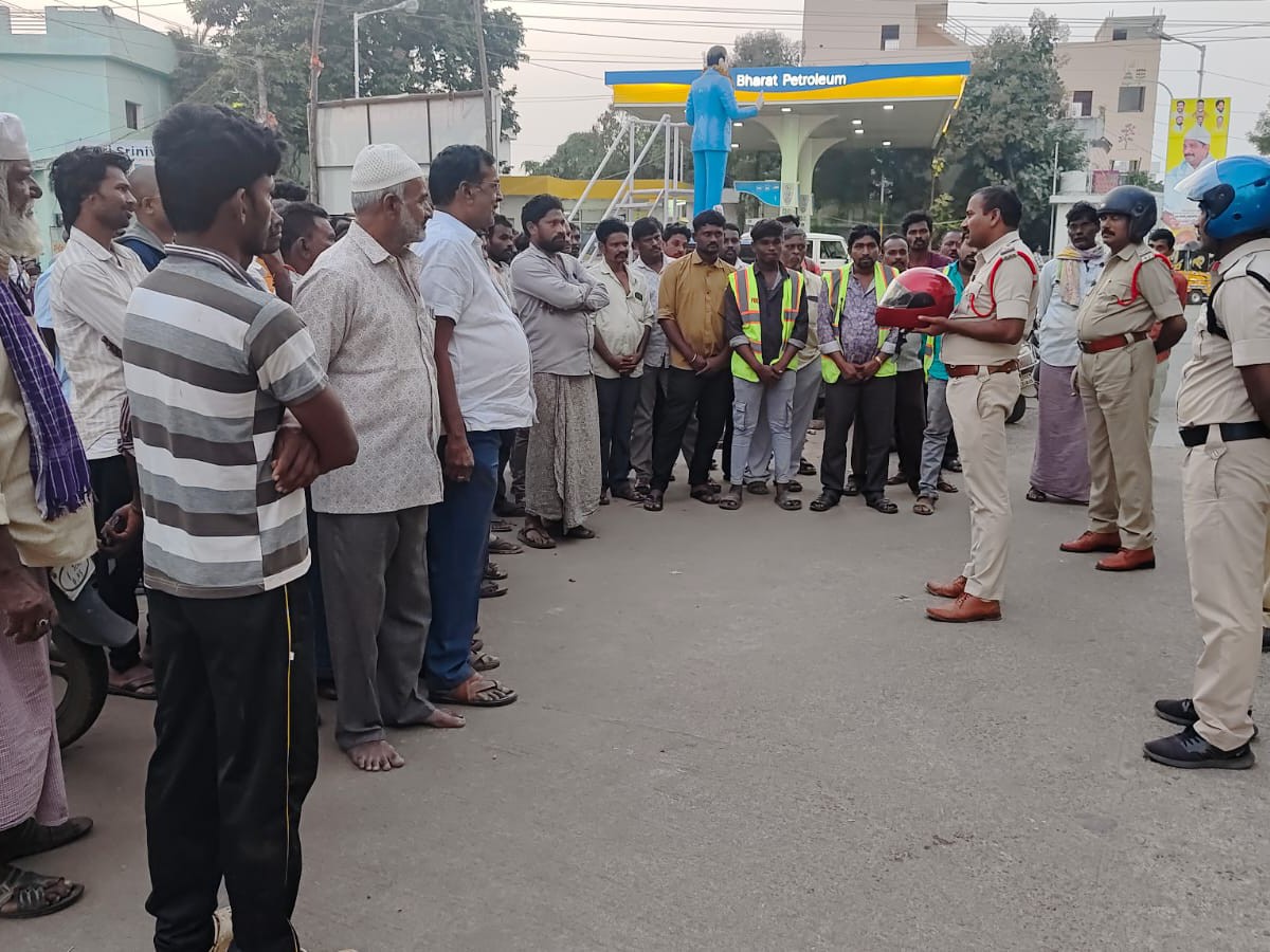 మైనర్లకు వాహనాలు ఇవ్వొద్దు:ఎస్సై