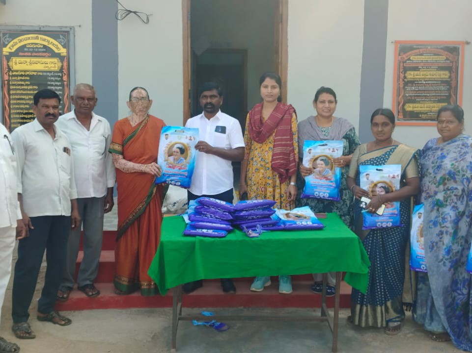 నడిగూడెంలో మహిళా శక్తి చీరల పంపిణీ