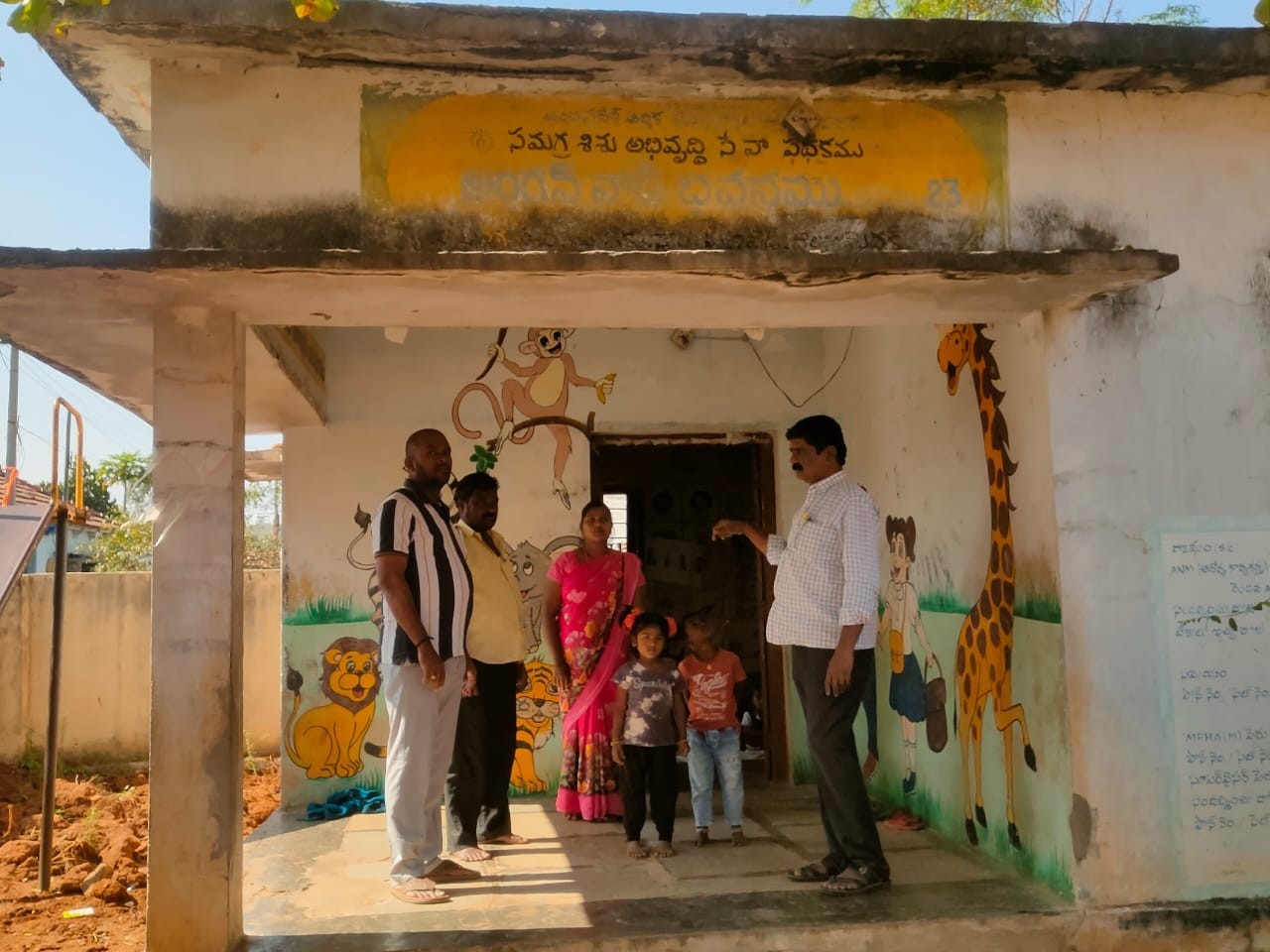 అంగన్వాడి భవనానికి మరమ్మత్తులు: ఏఈ