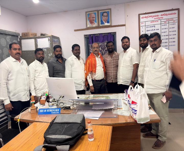 తహసీల్దార్, ఎంపీడీవోను కలిసిన వార్డు మెంబర్‌లు