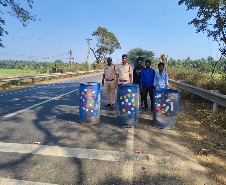 ఇసుక డ్రమ్ములని ఏర్పాటు చేసిన పోలీసులు