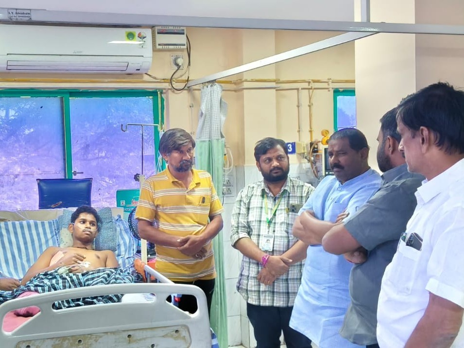 కార్యకర్తను పరామర్శించిన ఎమ్మెల్యే దొంతి