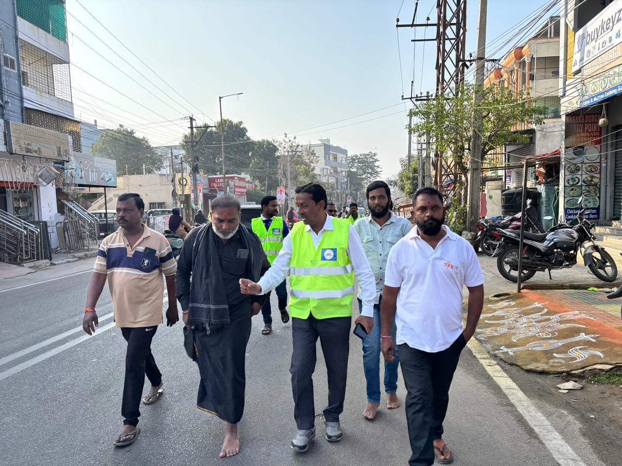 పెండింగ్ విద్యుత్ పనులపై అధికారుల పాదయాత్ర