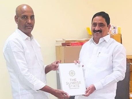 కాలవ శ్రీనివాసులకు జ్ఞాపిక అందజేత