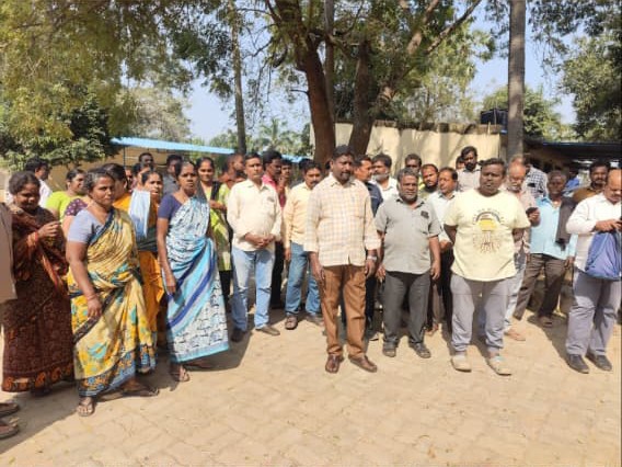గన్నవరం వద్ద కాంట్రాక్ట్ వర్కర్ల నిరసన