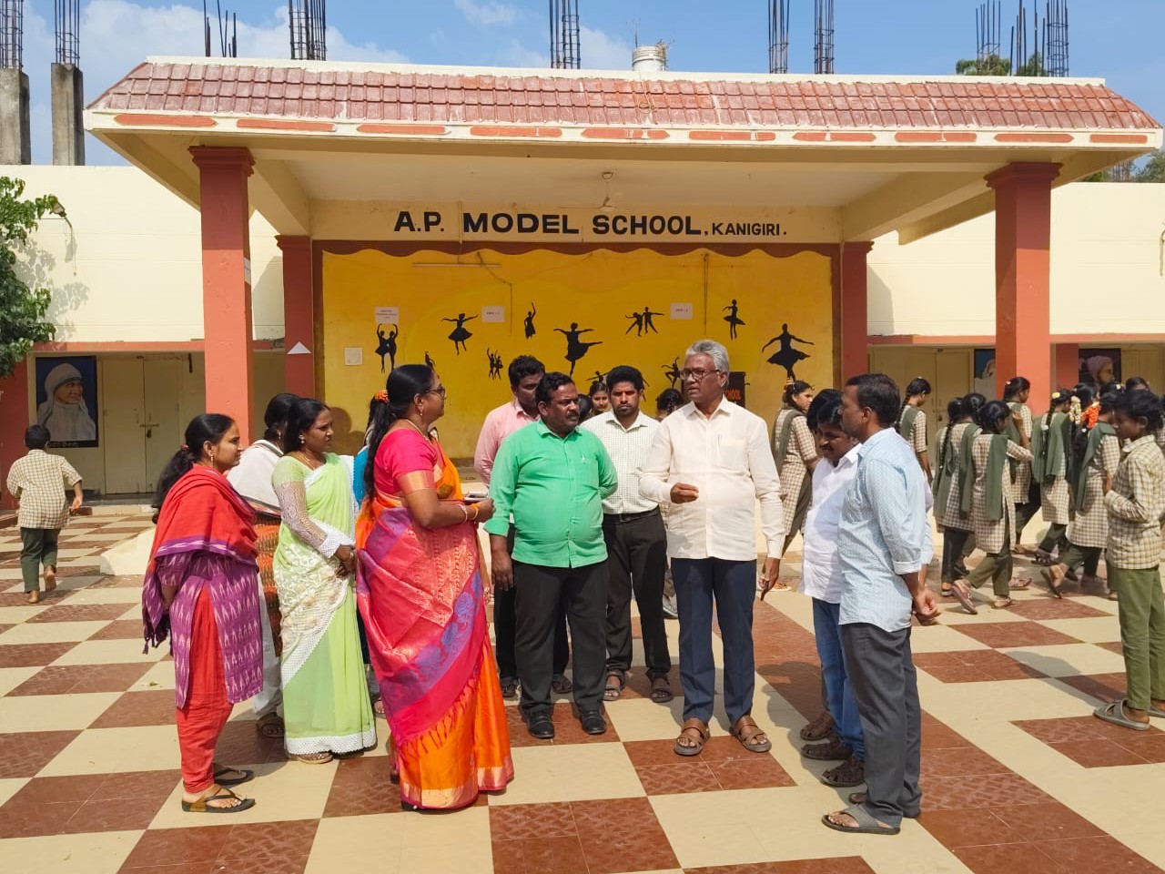 మోడల్ స్కూల్ ను సందర్శించిన ఎంపీడీవో