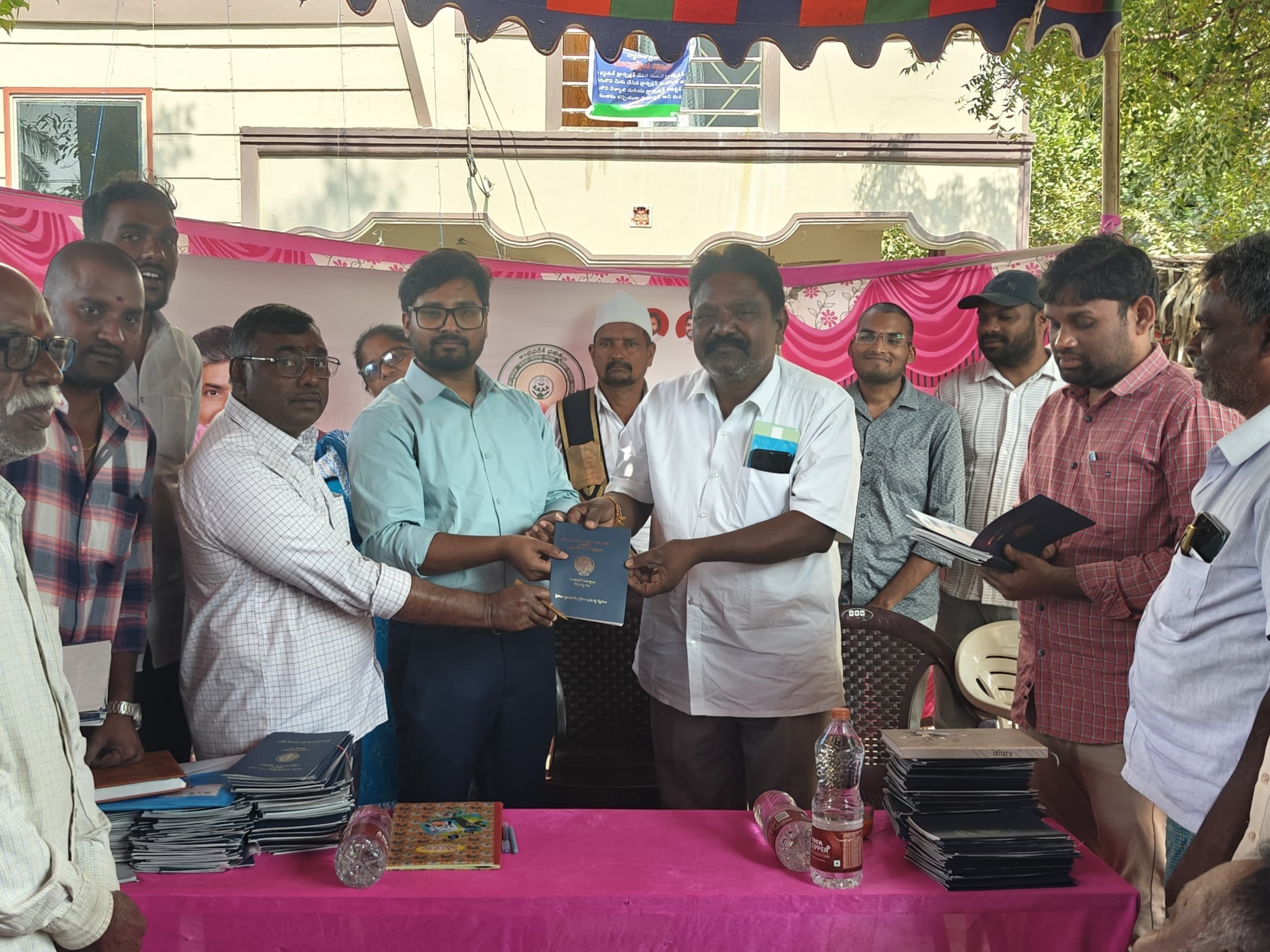 పాసుపుస్త‌కాలు పంపిణీ చేసిన జేసీ