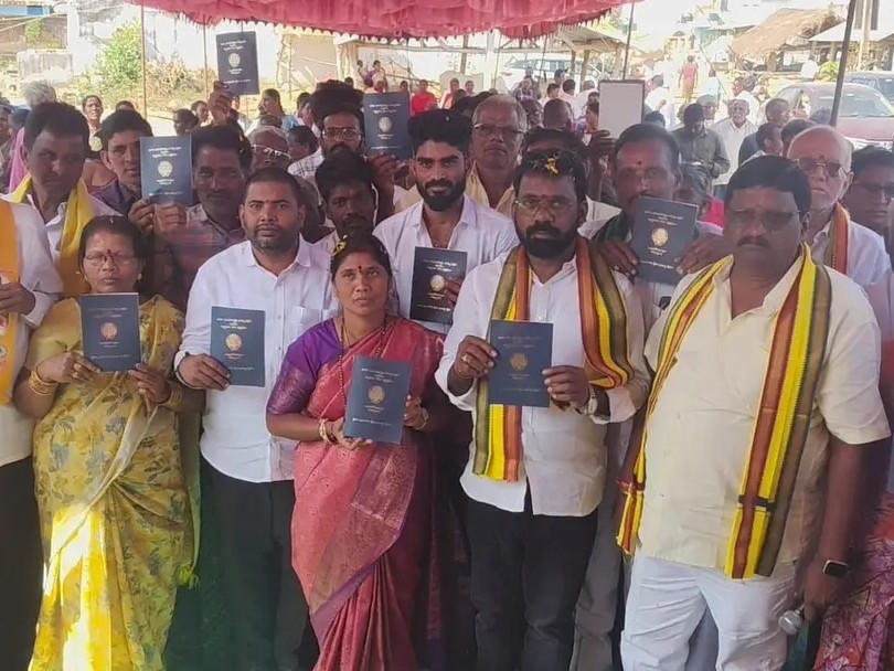 పాసు పుస్తకాలులను పంపిణి చేసిన ఎమ్మెల్యే