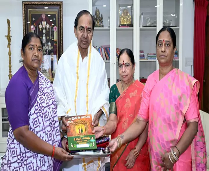 మేడారం జాతరకు KCRకు ఆహ్వానం