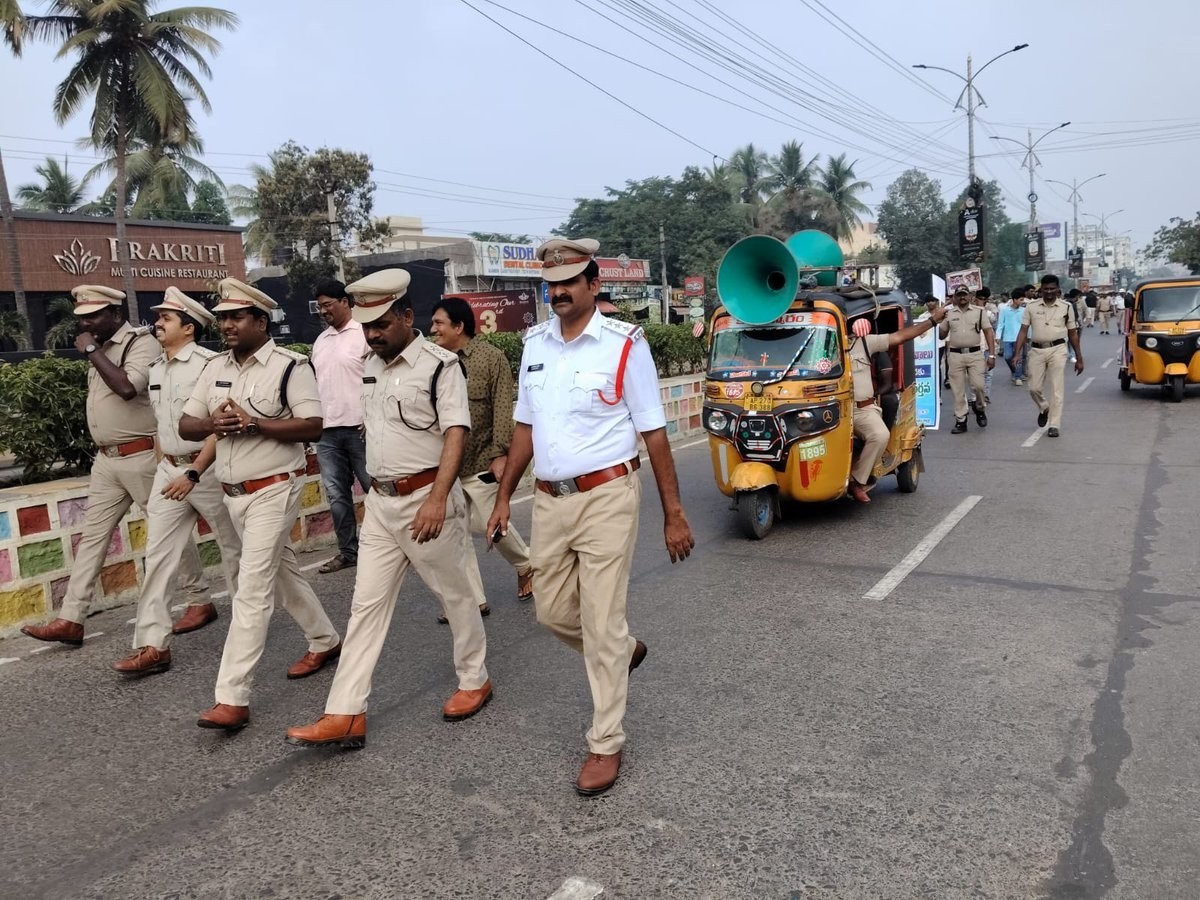 ‘ట్రాఫిక్ నిబంధనలు పాటించి రోడ్డు ప్రమాదాలను నివారిద్ధం’