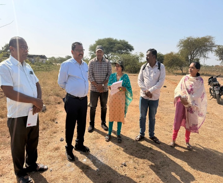 మినీ స్టేడియం స్థలాన్ని పరిశీలించిన అదనపు కలెక్టర్