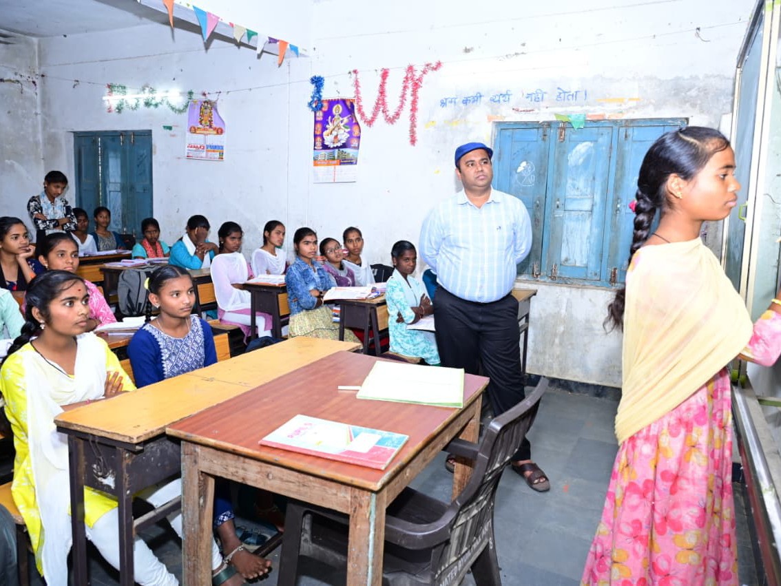 ప్రభుత్వ పాఠశాల సందర్శించిన కలెక్టర్