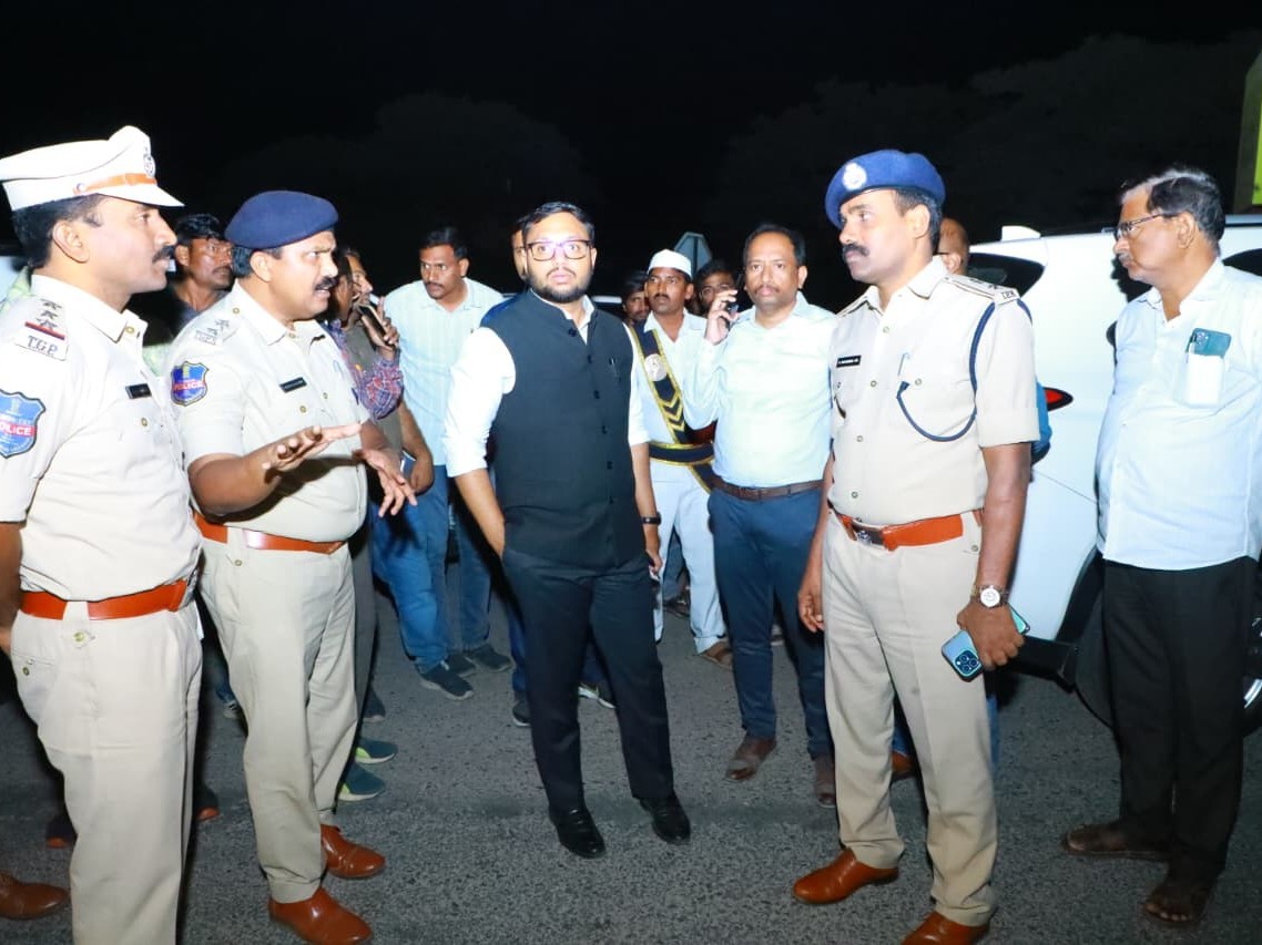 హైవే ప్రమాద ప్రాంతాలను పరిశీలించిన ఎస్పీ, కలెక్టర్