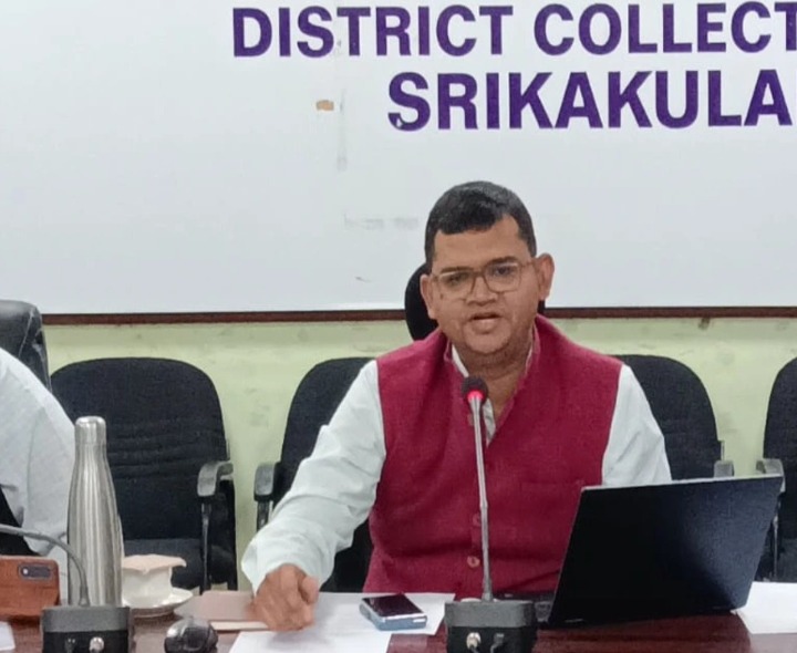 పథకాల అమలులో చిత్తశుద్ధి చూపండి: కలెక్టర్