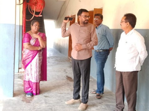 డీస్ట్రీబ్యూషన్ రిసెప్షన్ సెంటర్లను పరిశీలించిన అదనపు కలెక్టర్