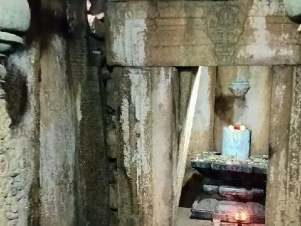 శిథిలావస్థలో చరిత్ర గల శివాలయం