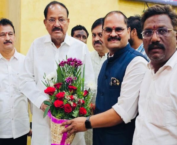 మాజీ ఉపరాష్ట్రపతి వెంకయ్యనాయుడుకు ఘన స్వాగతం