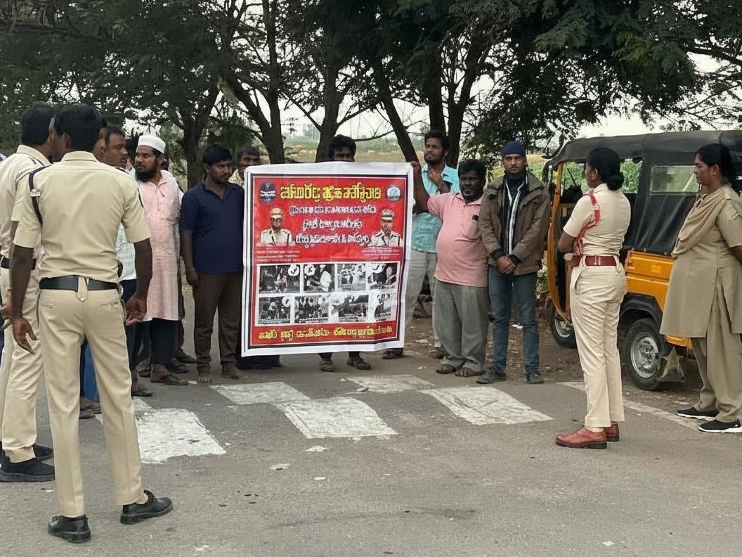 క్రాస్ రోడ్డు వద్ద రోడ్డు భద్రత అవగాహన