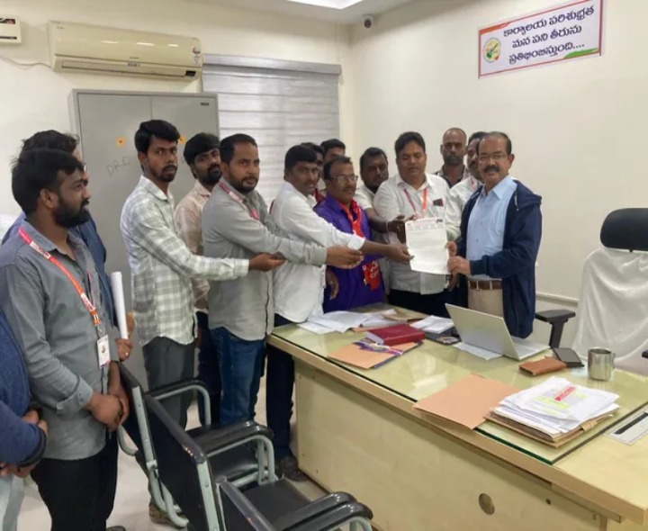 ‘108 కాంట్రాక్ట్ ఉద్యోగుల సమస్యలు పరిష్కరించాలి’