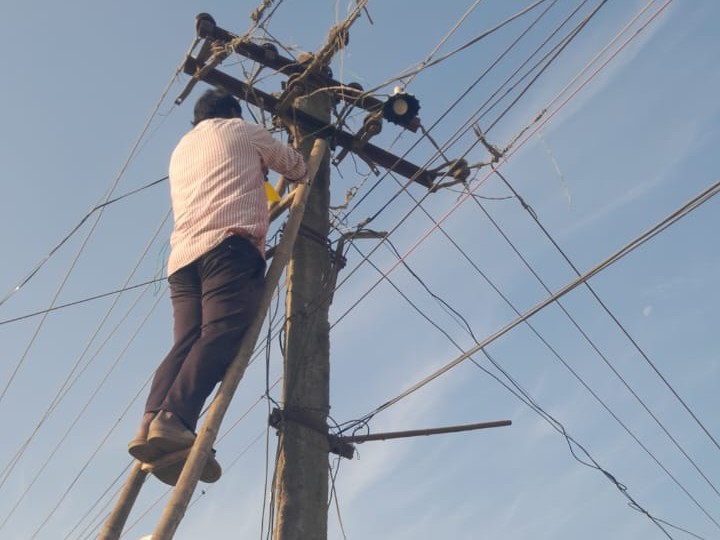 రేగొండలో వీధి దీపాల ఏర్పాటు