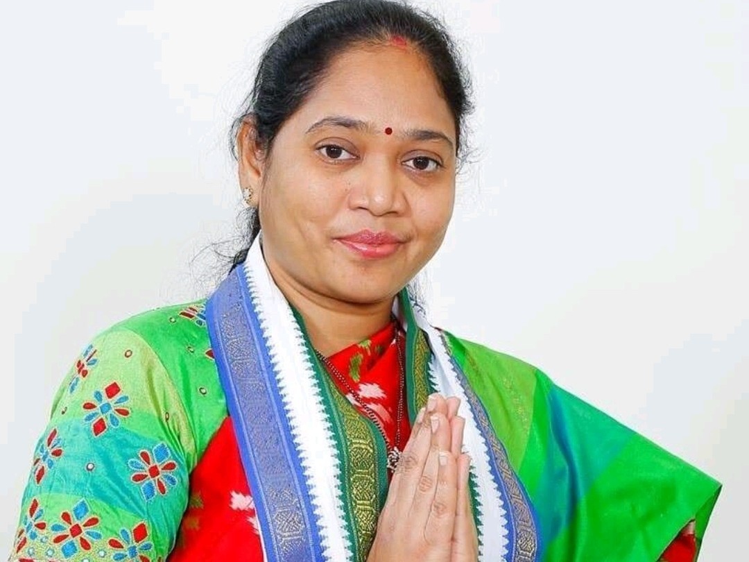 వైసీపీలో యాక్టివ్ కానున్న మాజీ మంత్రి మేకతోటి సుచరిత